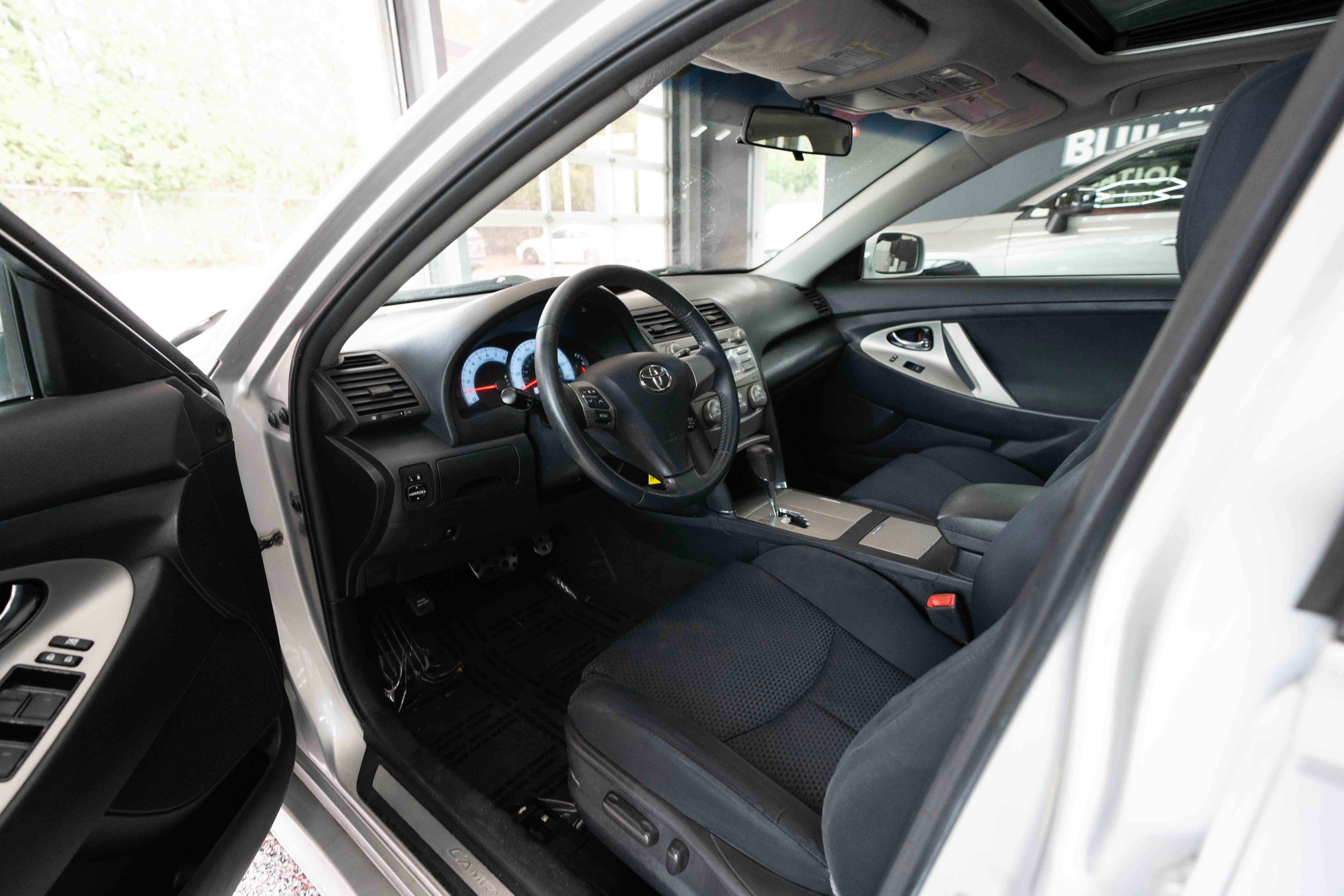 Used 2011 Toyota Camry SE w/ SE Extra-Value Pkg #1 image 8