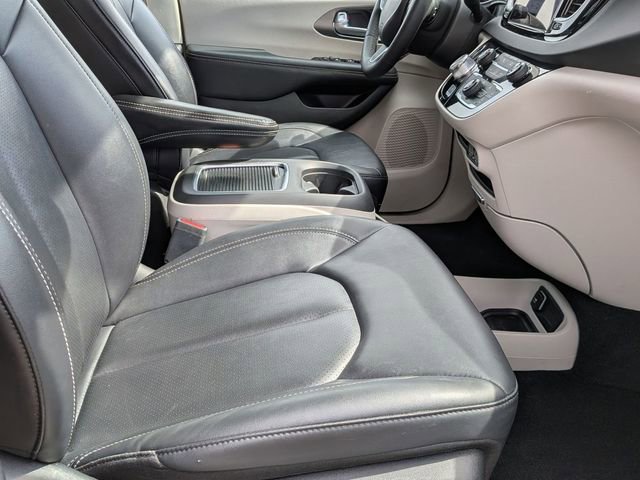 Used 2024 Chrysler Pacifica Touring-L FWD image 30