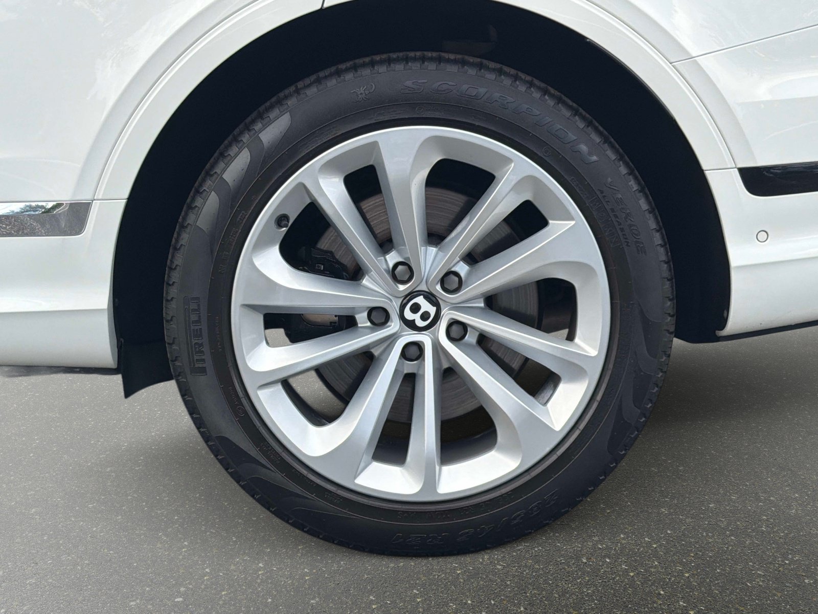 Used 2022 Bentley Bentayga AWD/4WD image 14
