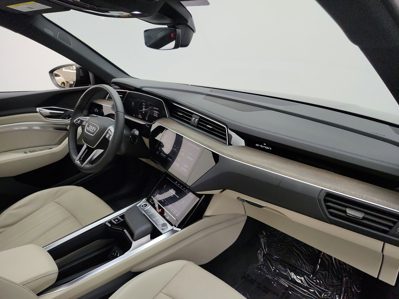 Used 2023 Audi e-tron Premium Plus w/ Premium Plus Package AWD/4WD image 18