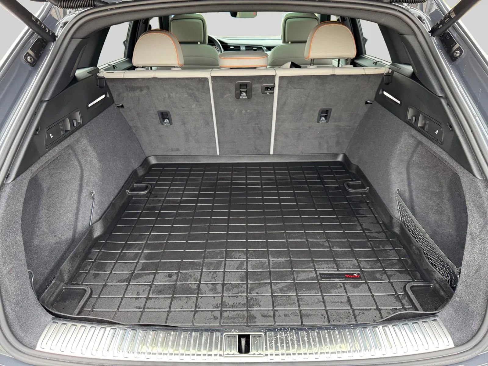 Used 2024 Audi Q8 e-tron Prestige w/ Prestige Package image 29