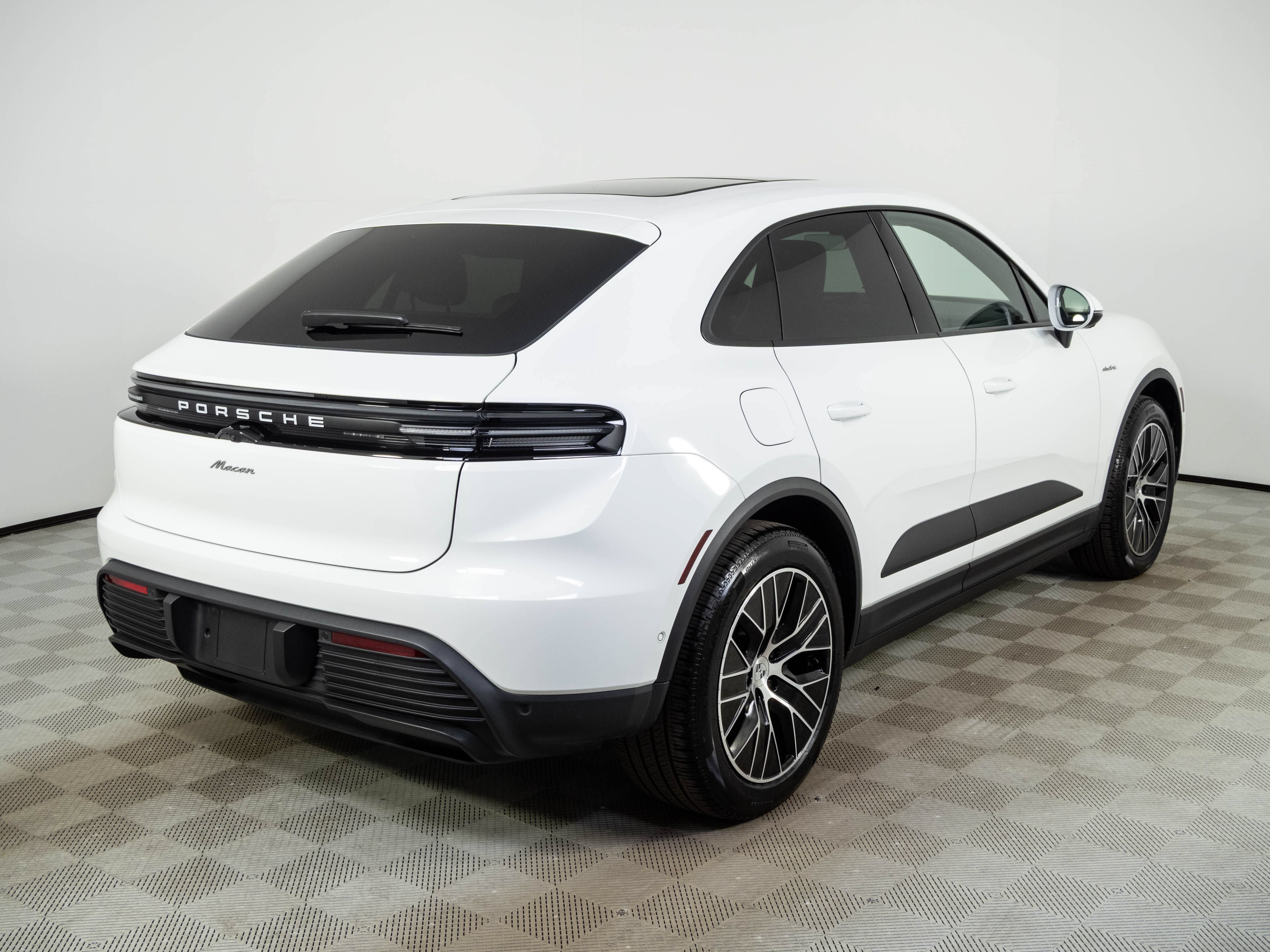 Used 2025 Porsche Macan Electric RWD image 29