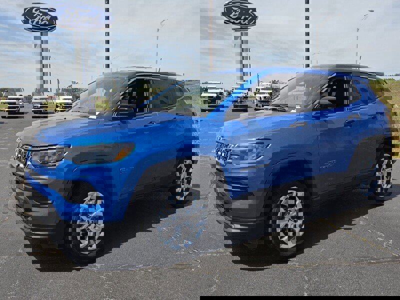 Used 2025 Jeep Compass Sport image 3