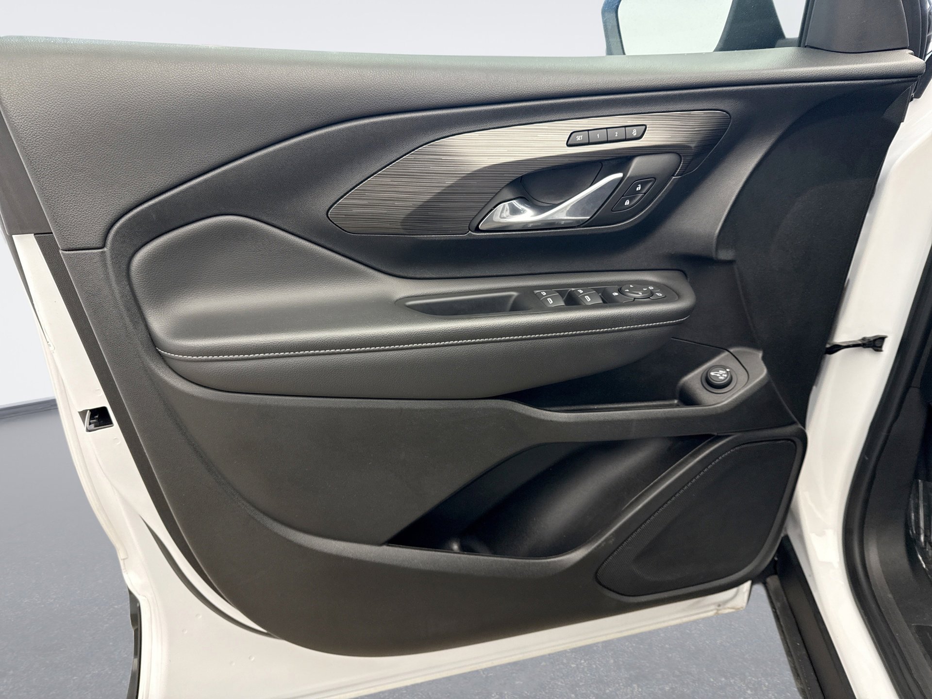 Used 2023 GMC Terrain SLT image 9