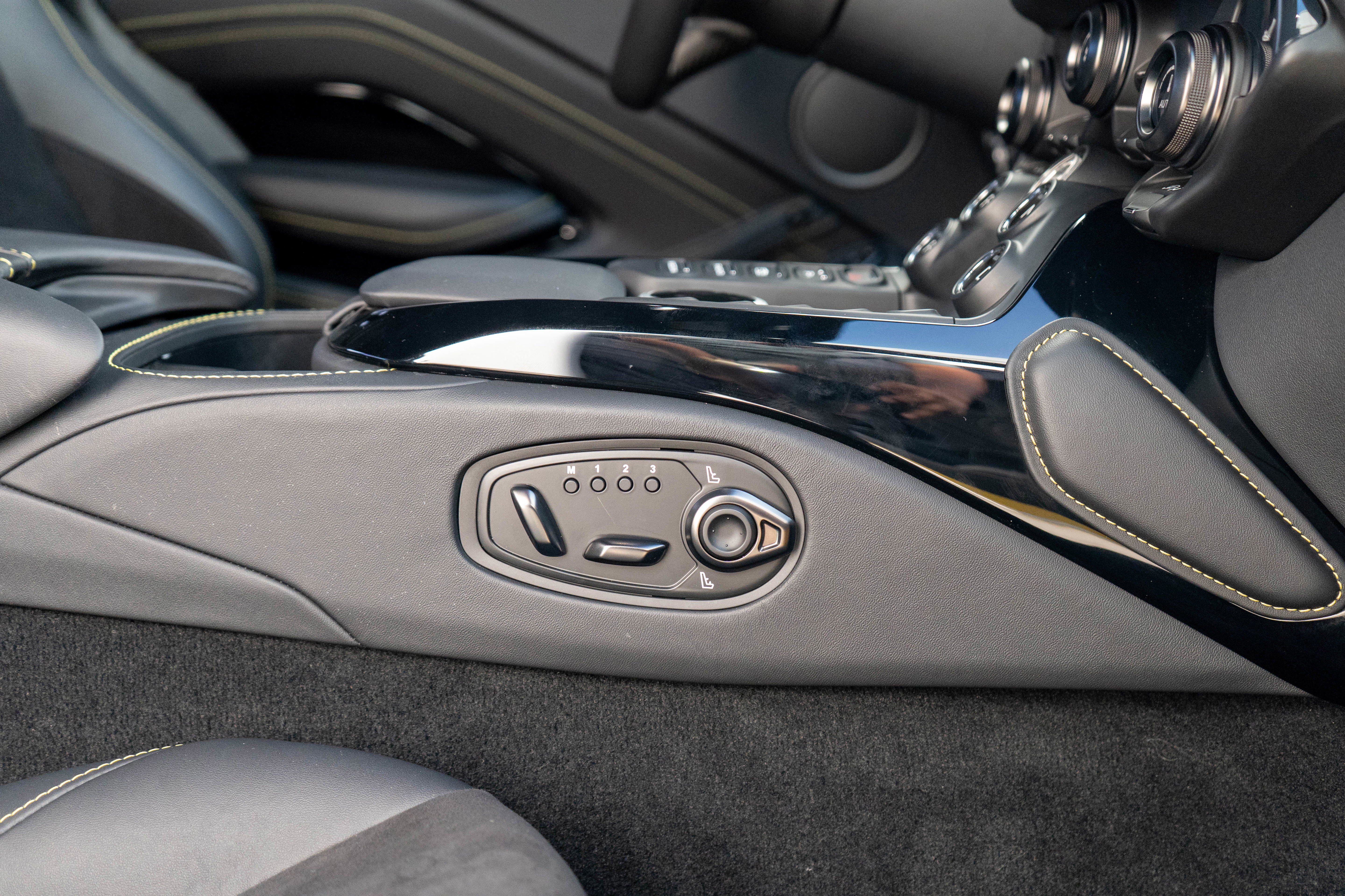 Used 2023 Aston Martin V8 Vantage Coupe image 26