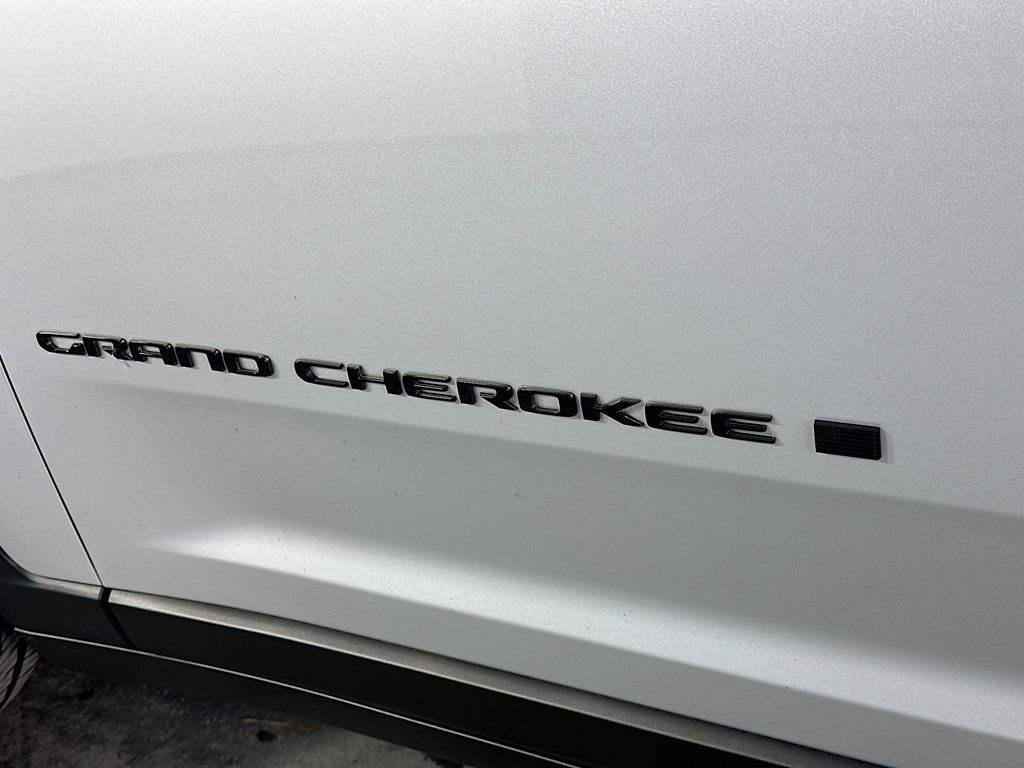 Used 2025 Jeep Grand Cherokee Altitude AWD/4WD image 27