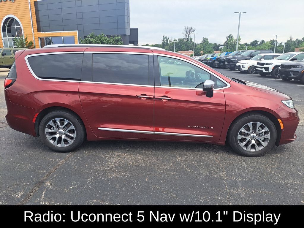 Used 2023 Chrysler Pacifica Pinnacle FWD image 2