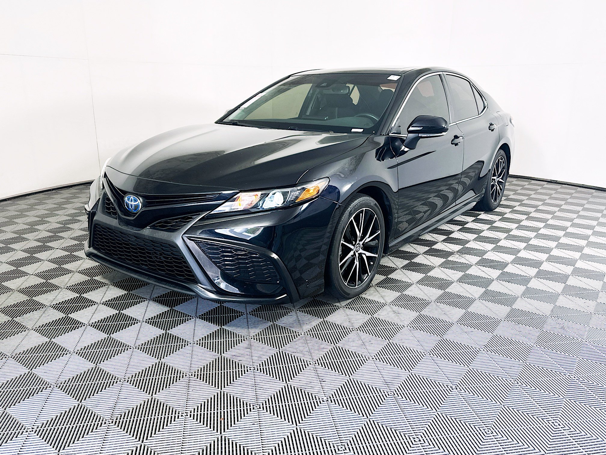 Used 2023 Toyota Camry SE w/ Audio Upgrade Package FWD image 7