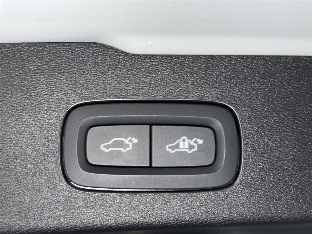 Used 2025 Volvo V60 B5 Cross Country Plus image 18