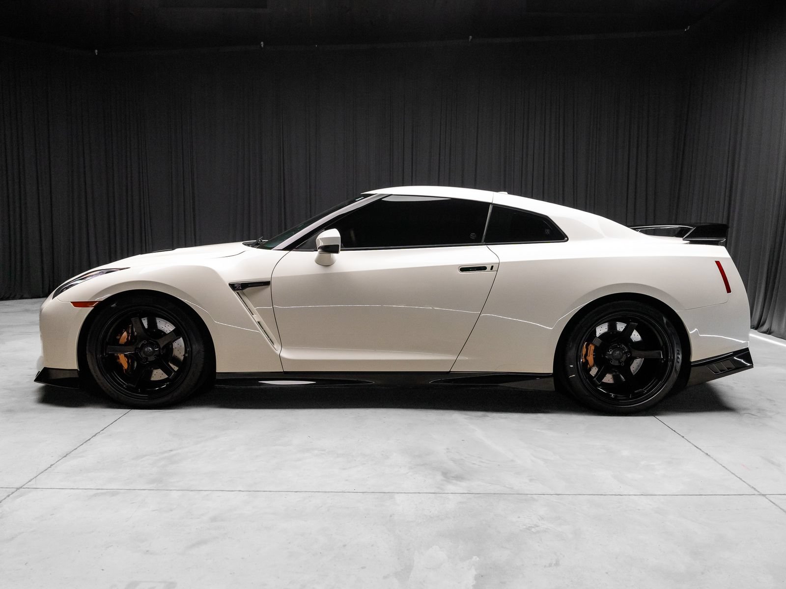 Used 2021 Nissan GT-R Premium AWD/4WD image 12