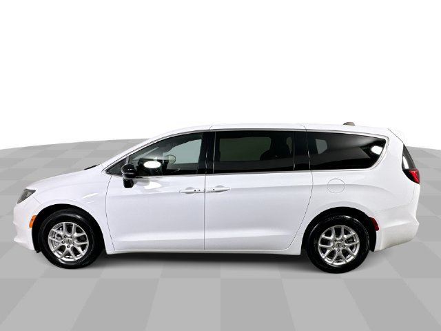 Used 2025 Chrysler Voyager LX FWD image 5