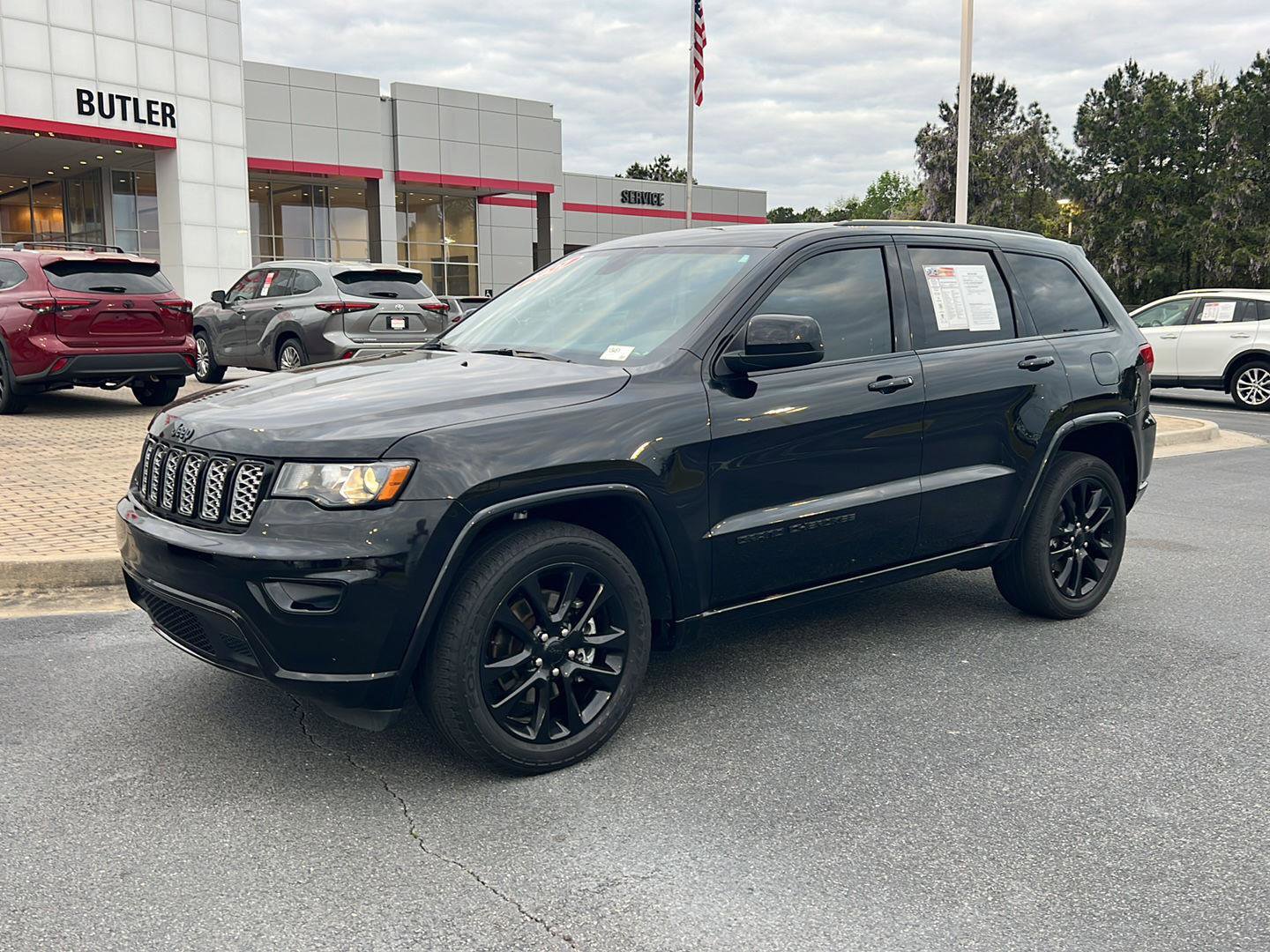 Used 2021 Jeep Grand Cherokee Laredo X image 1