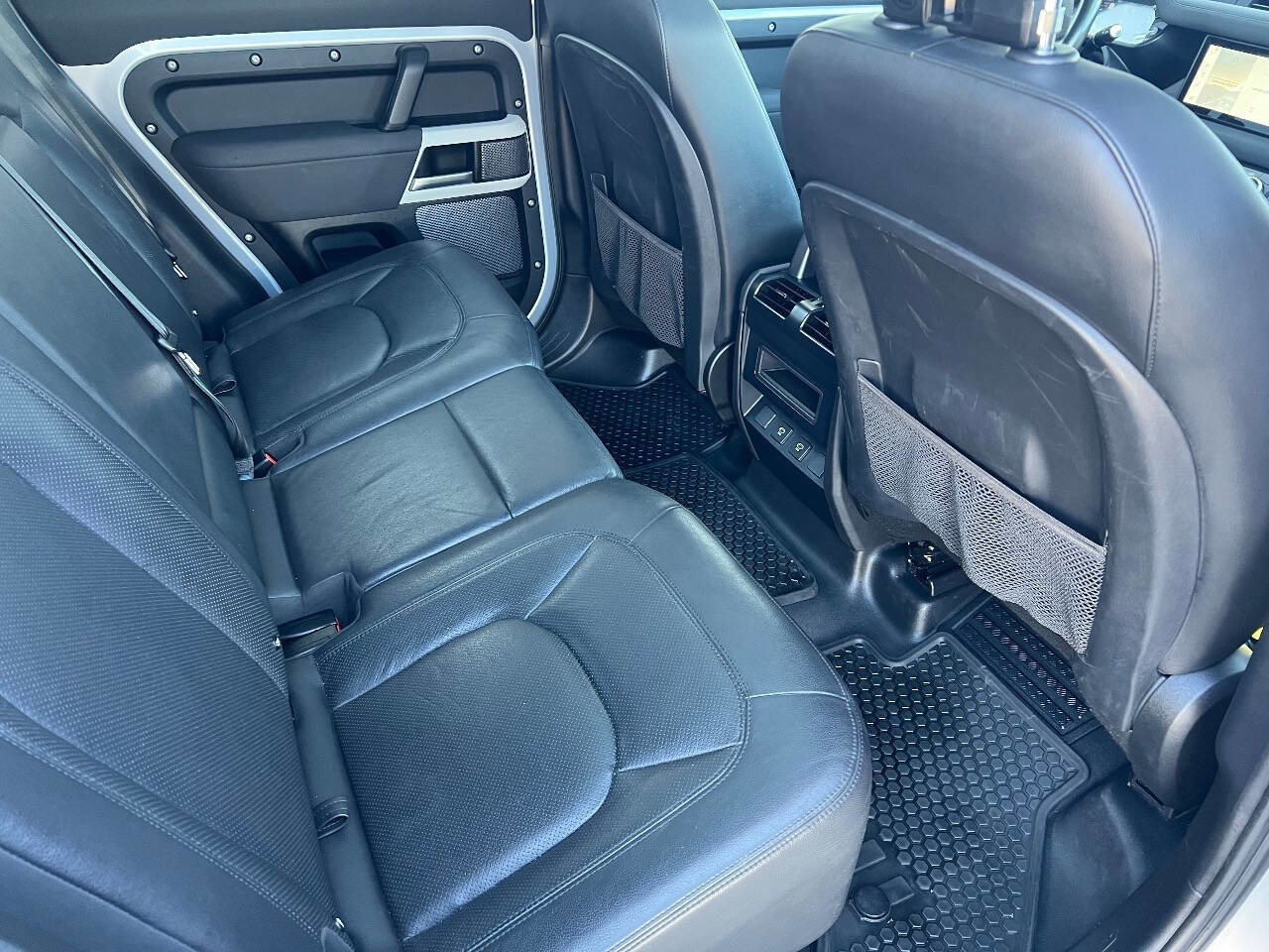Used 2023 Land Rover Defender 110 SE image 18