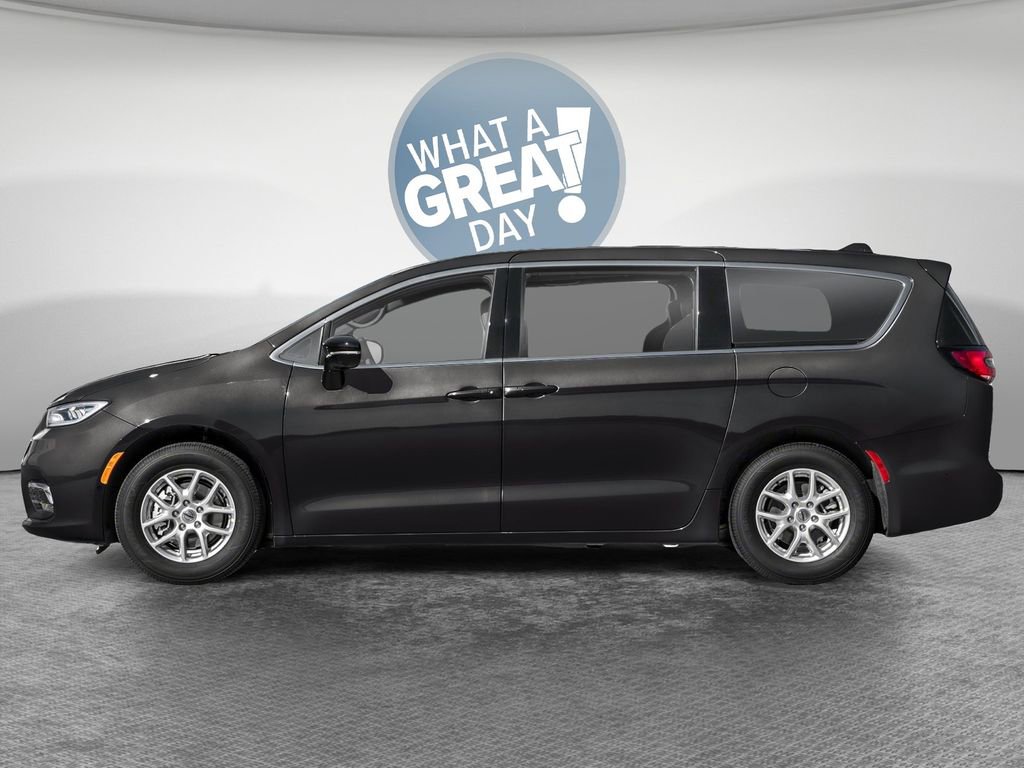 New 2025 Chrysler Pacifica Select AWD/4WD image 3