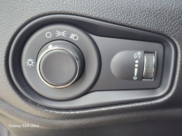 Used 2023 Jeep Renegade Latitude image 24