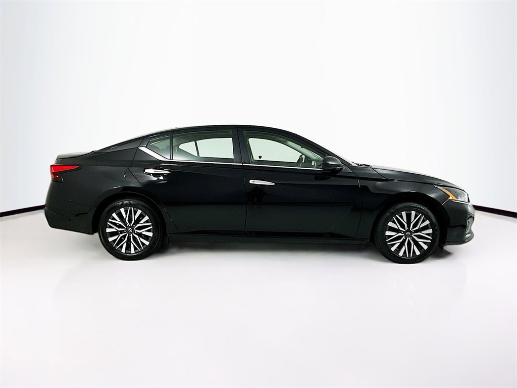 Used 2024 Nissan Altima 2.5 SV image 4