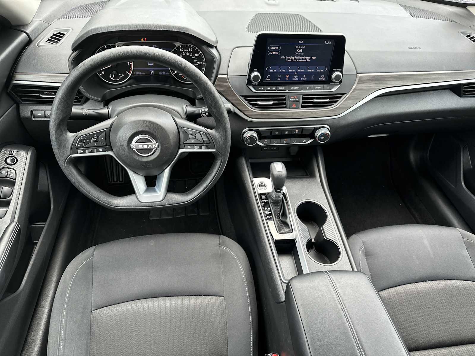 Used 2025 Nissan Altima 2.5 SV FWD image 11
