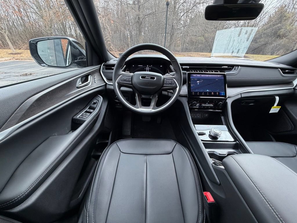 New 2025 Jeep Grand Cherokee Limited w/ Black Appearance Package AWD/4WD image 13