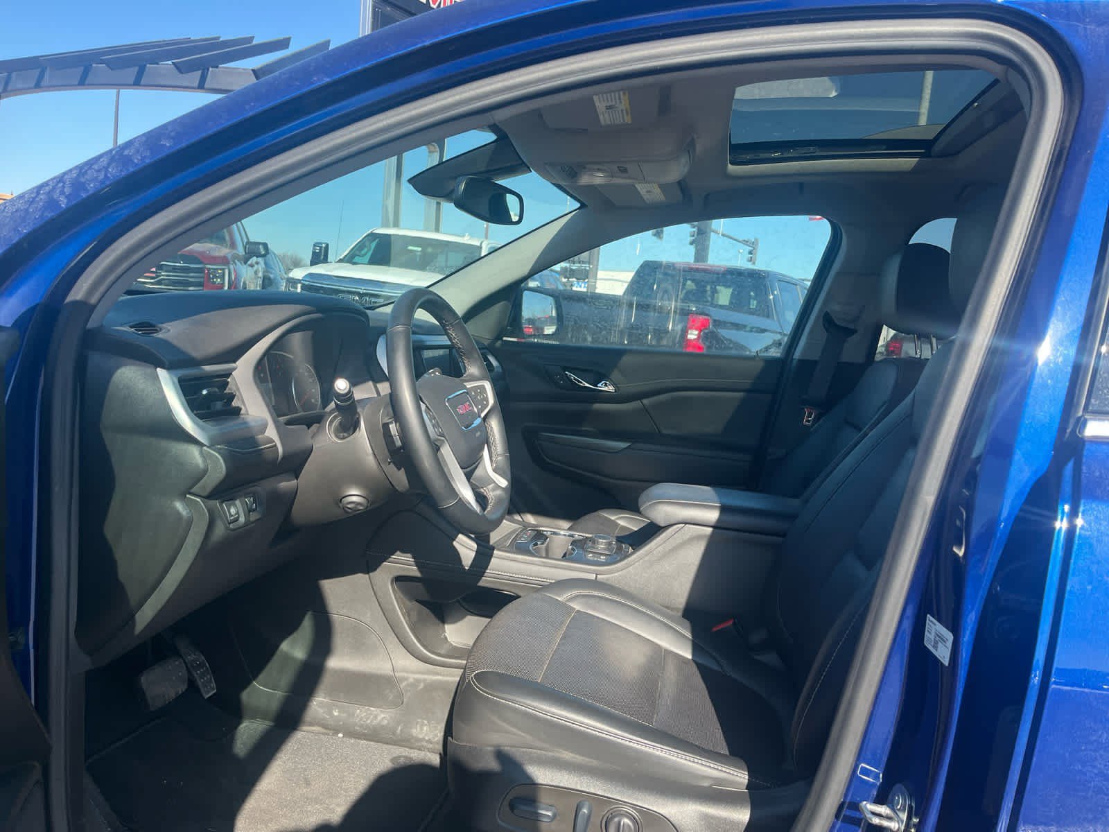 Used 2023 GMC Acadia SLT w/ Preferred Package image 8