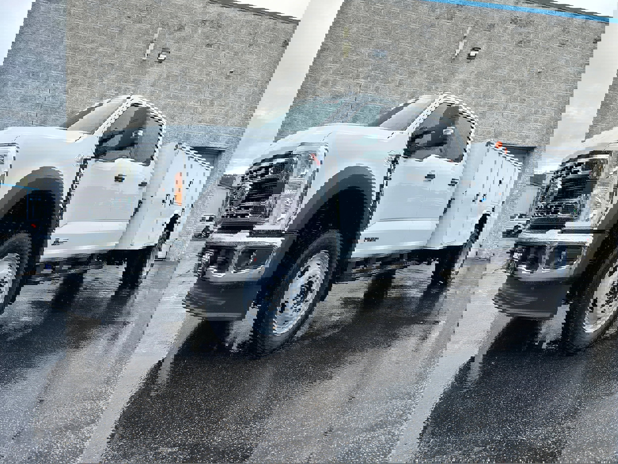 New 2026 Ford F550 4x4 Crew Cab image 3