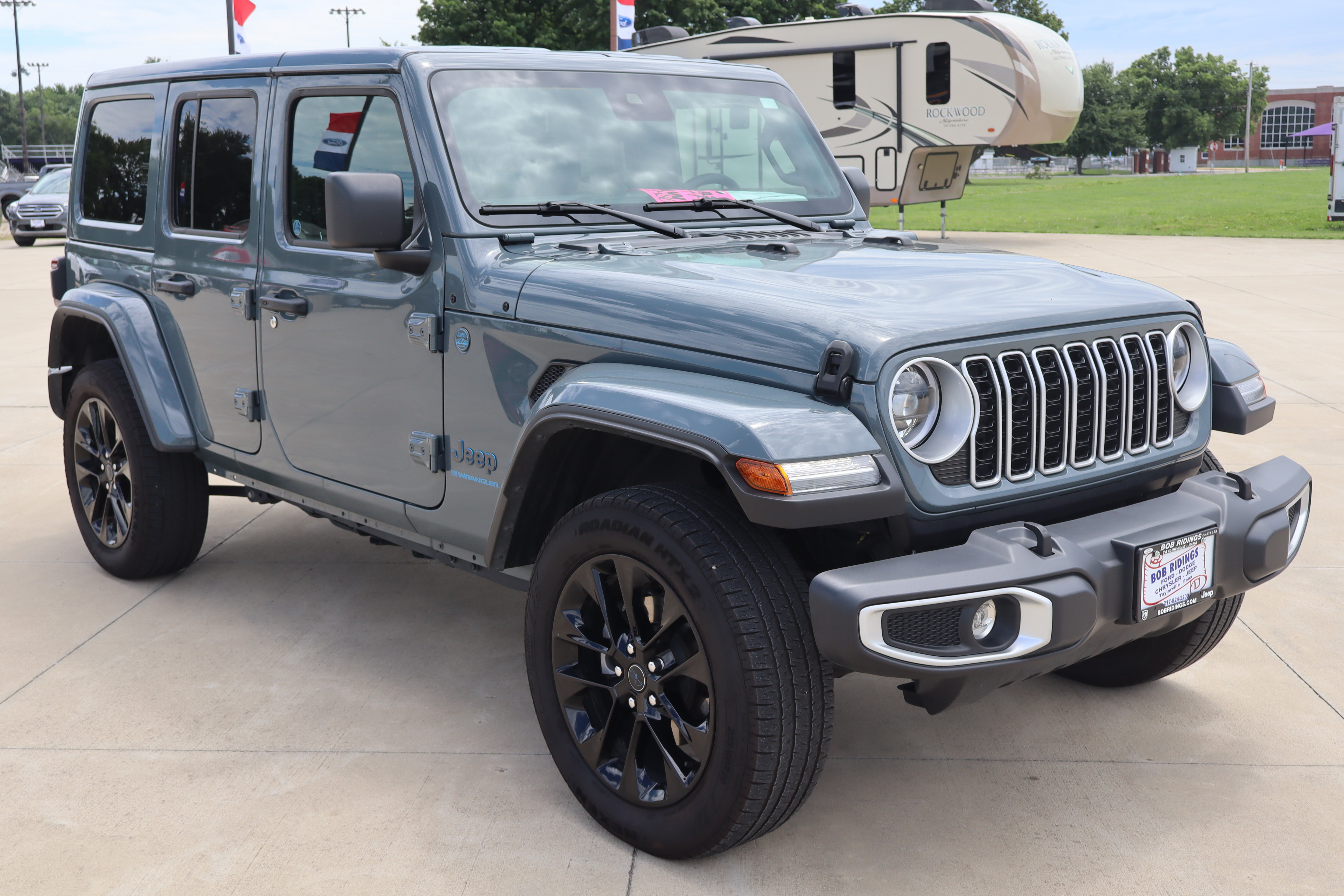 Used 2025 Jeep Wrangler Unlimited Sahara w/ Safety Group AWD/4WD image 3