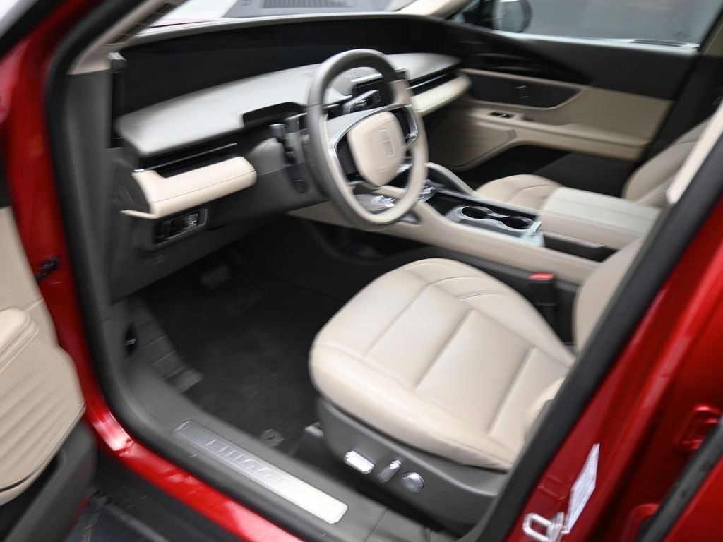 Used 2025 Lincoln Nautilus Premier image 10