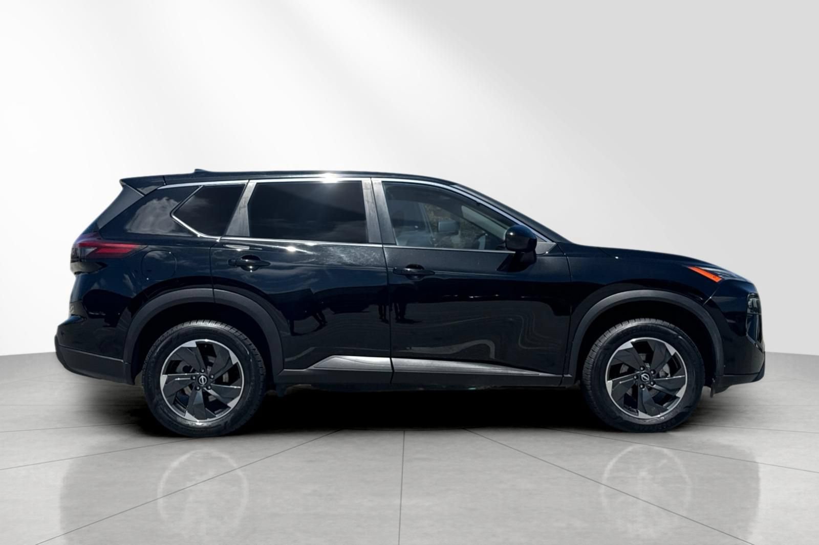 Used 2024 Nissan Rogue SV AWD/4WD image 3