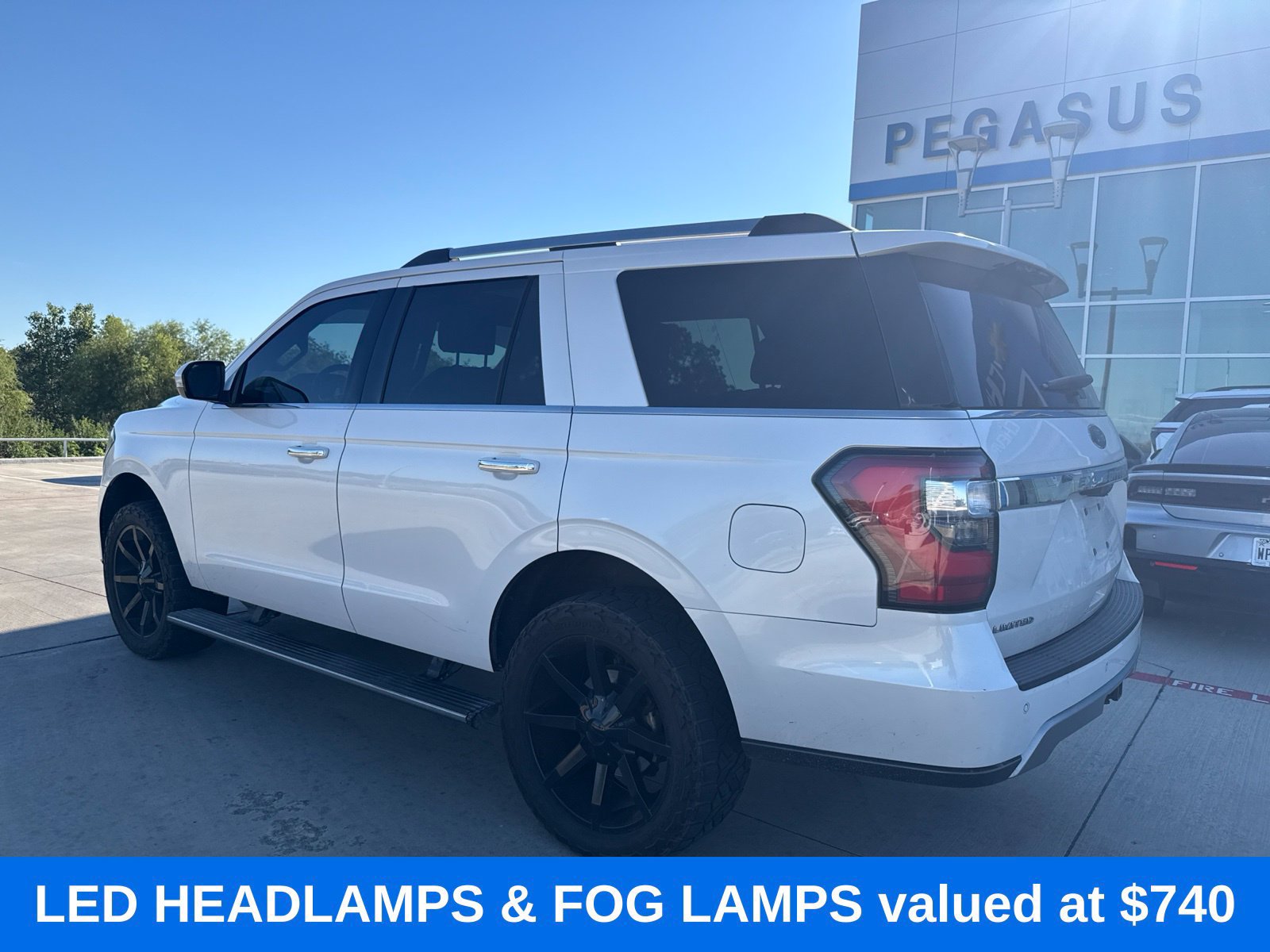 Used 2018 Ford Expedition Limited w/ Equipment Group 301A AWD/4WD image 3