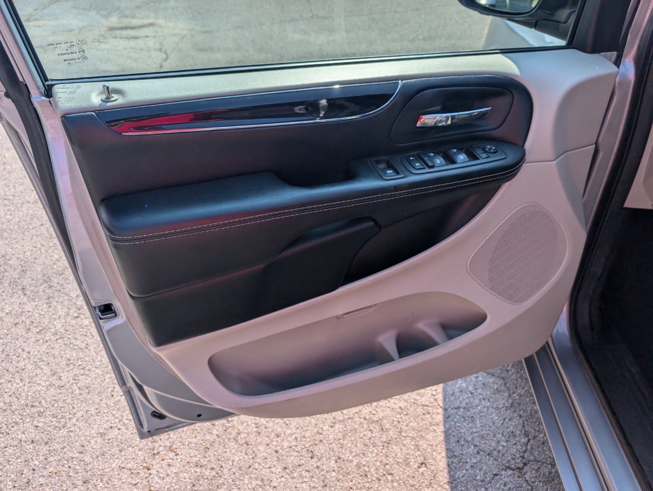 Used 2020 Dodge Grand Caravan SXT FWD image 11