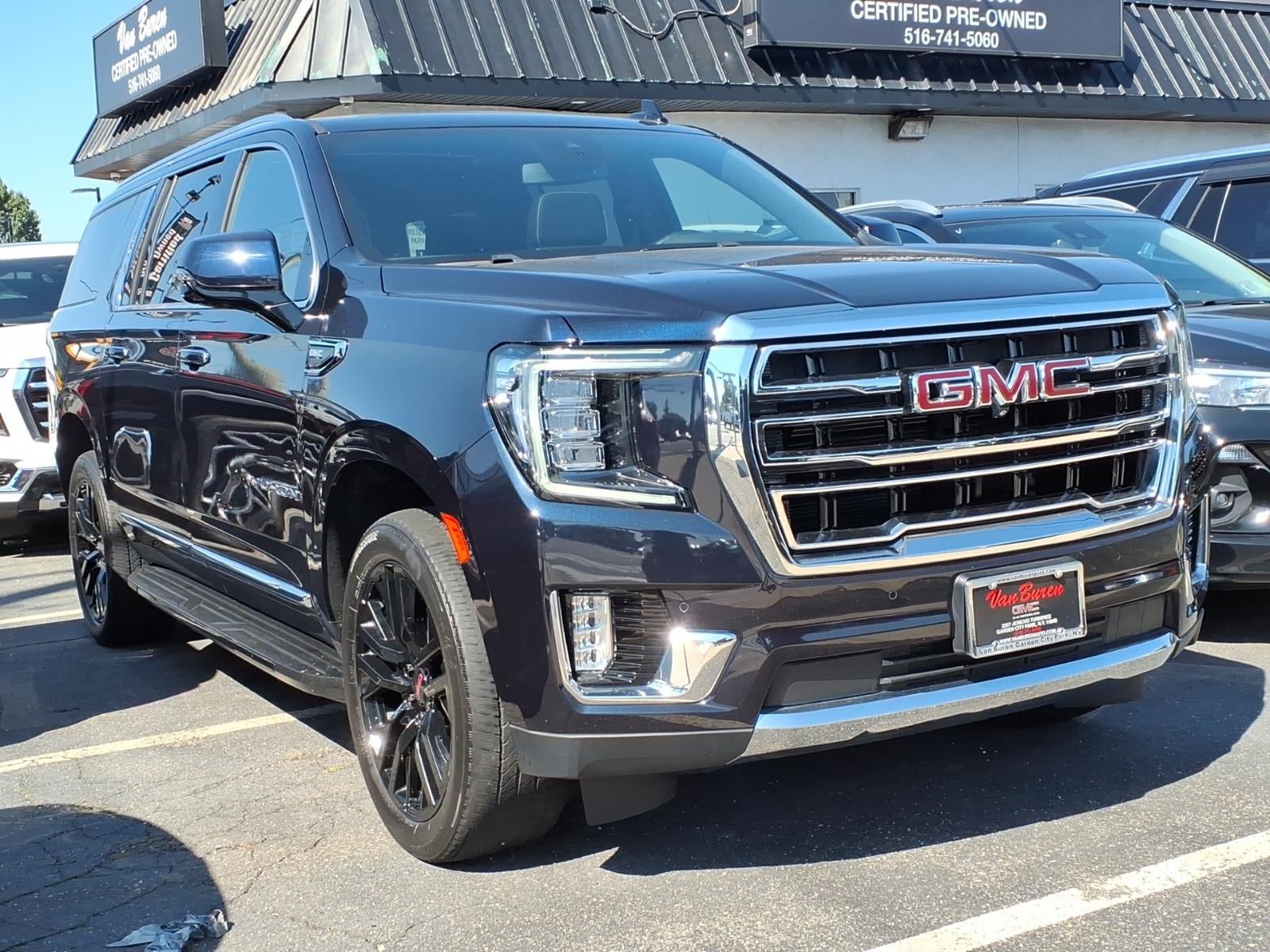 Used 2023 GMC Yukon XL SLT w/ SLT Premium Package AWD/4WD image 3