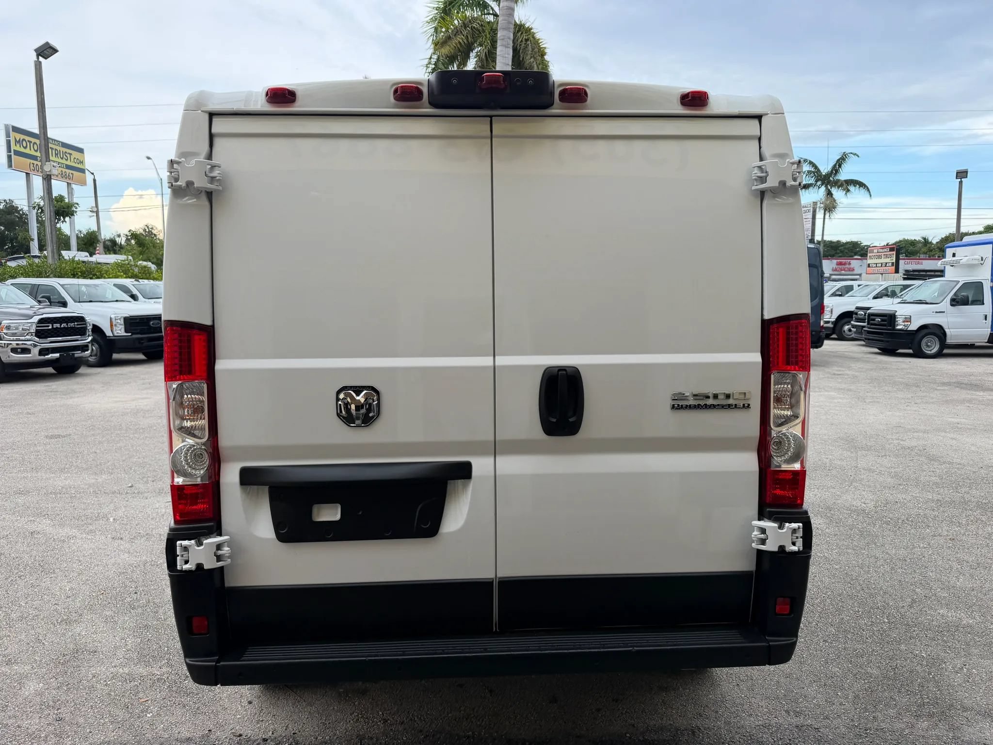 Used 2024 RAM ProMaster 2500 136 w/ Safety Group FWD image 4