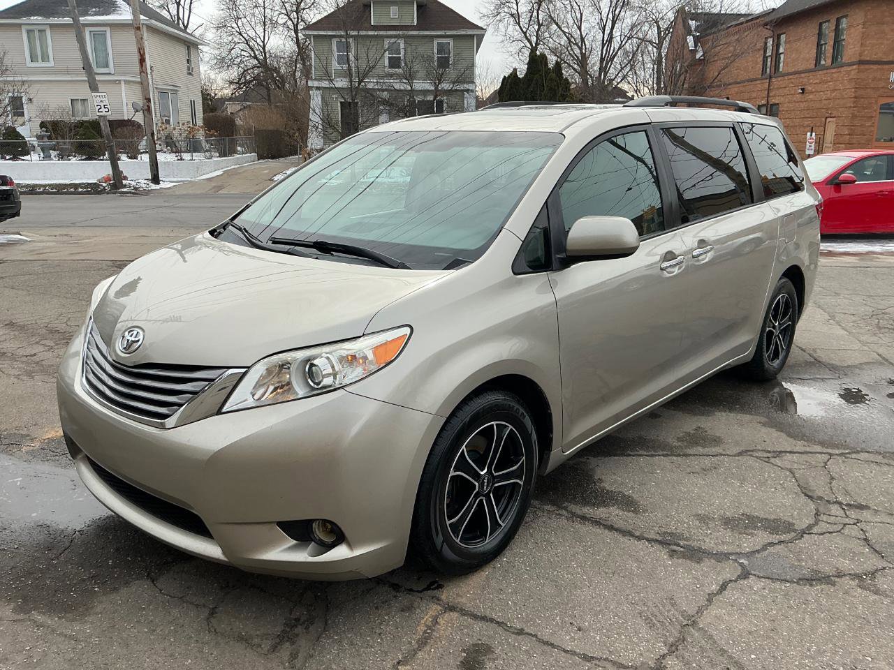 Used 2015 Toyota Sienna XLE FWD image 7