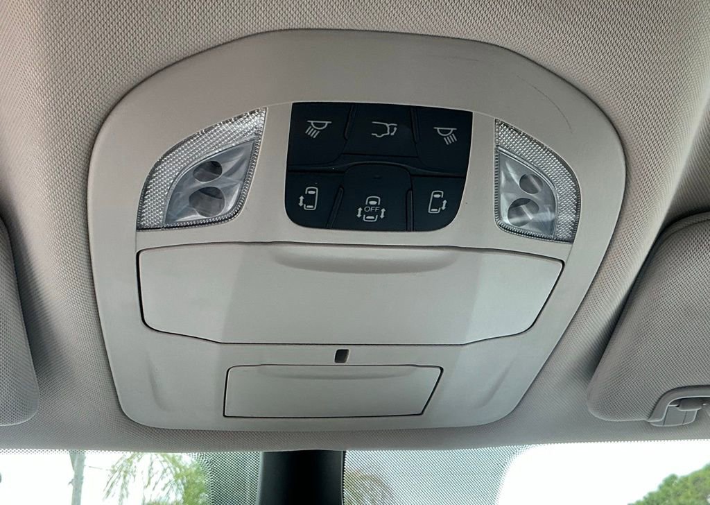 Used 2023 Chrysler Pacifica Touring-L image 38