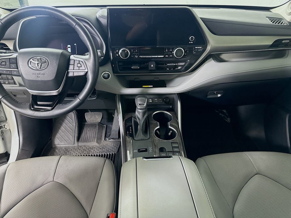Used 2024 Toyota Highlander Limited image 19