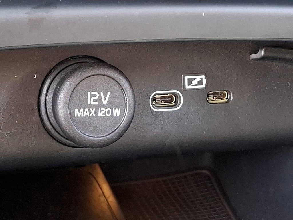 Used 2024 Volvo XC40 B5 Plus image 25