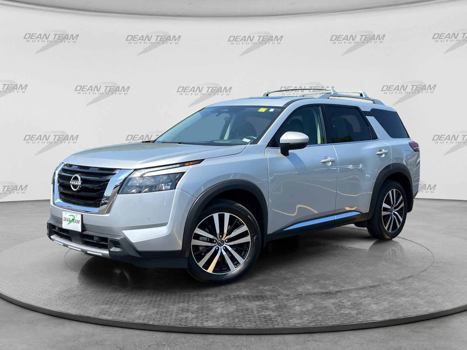Used 2025 Nissan Pathfinder Platinum w/ Cargo Package FWD image 3