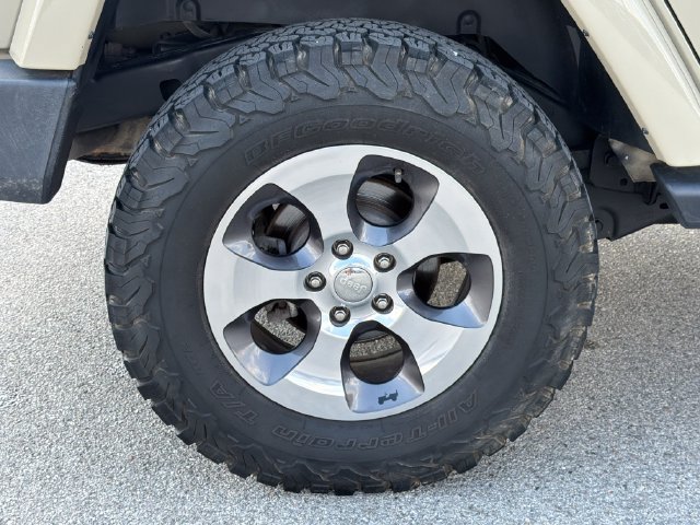 Used 2017 Jeep Wrangler Unlimited Sahara w/ Connectivity Group AWD/4WD image 36