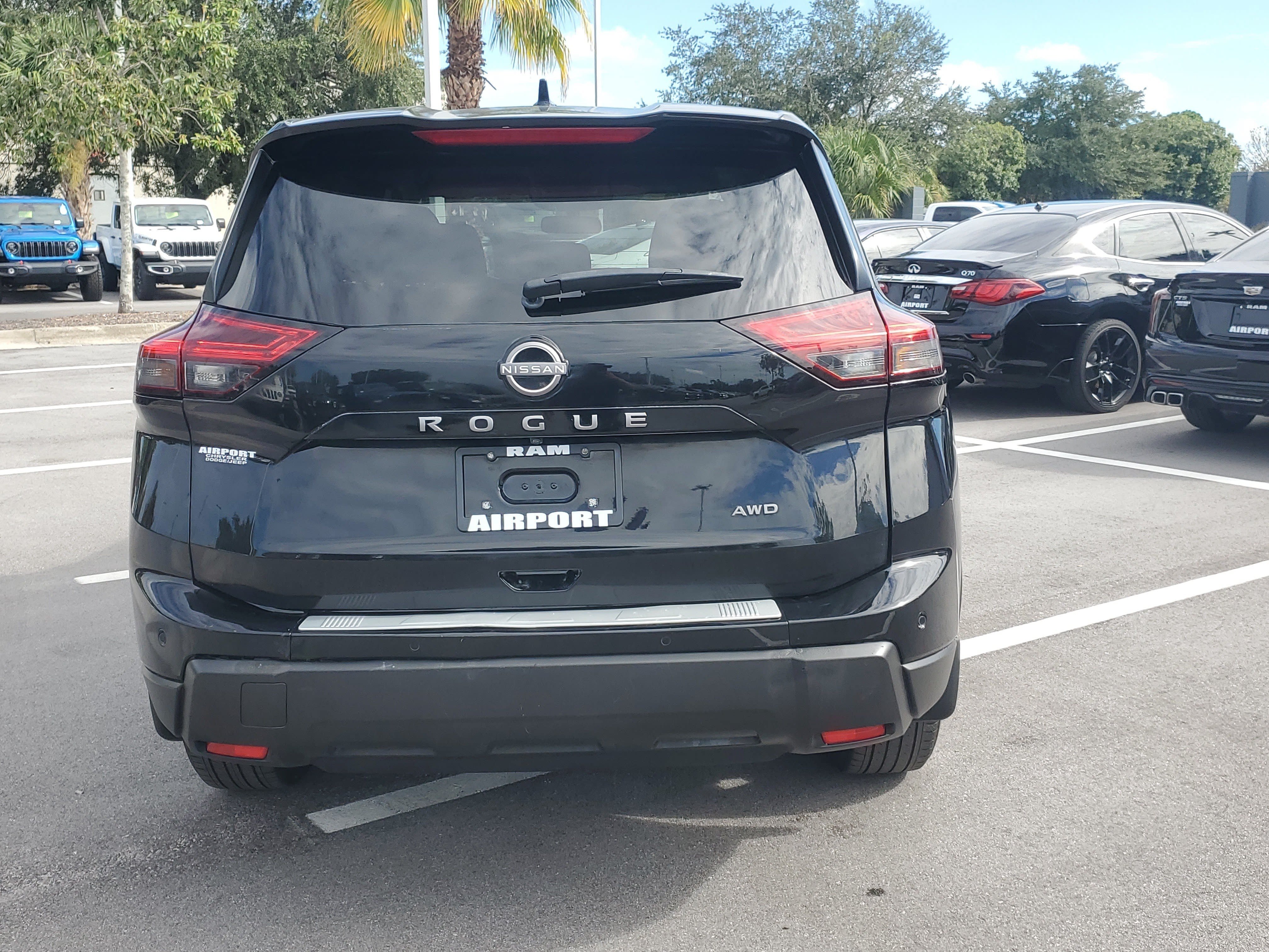 Used 2025 Nissan Rogue SV AWD/4WD image 7
