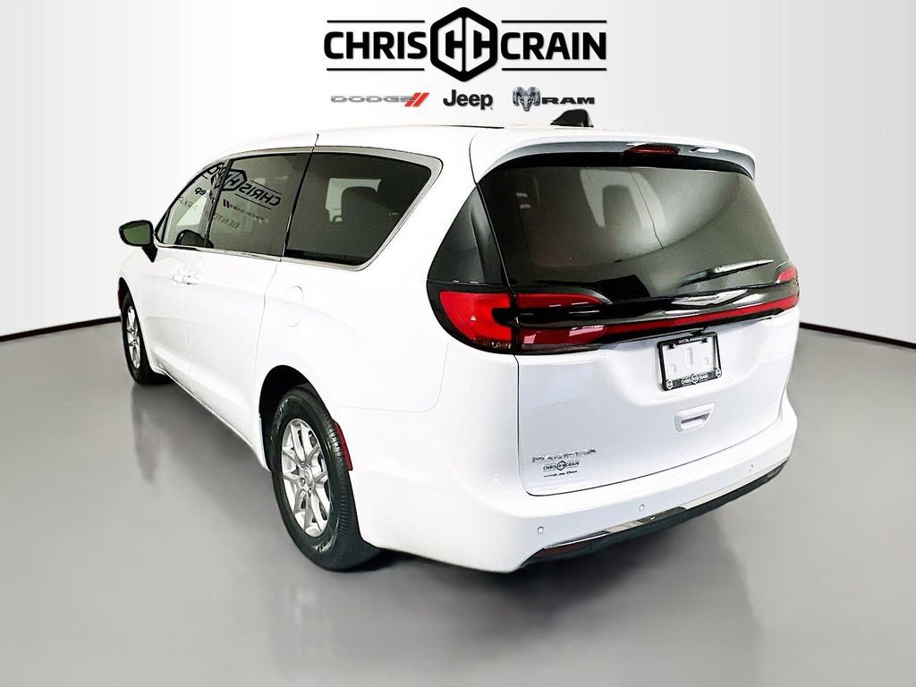 Used 2026 Chrysler Pacifica Select image 5