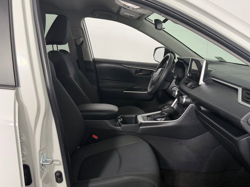 Used 2025 Toyota RAV4 LE image 32