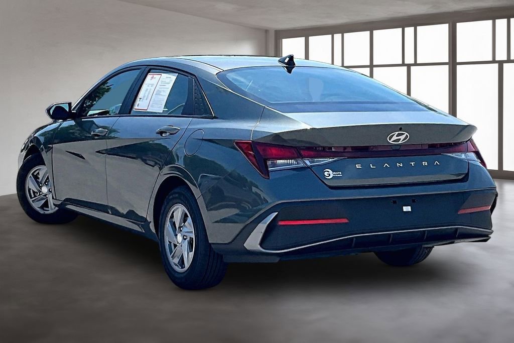 Used 2024 Hyundai Elantra SE FWD image 14