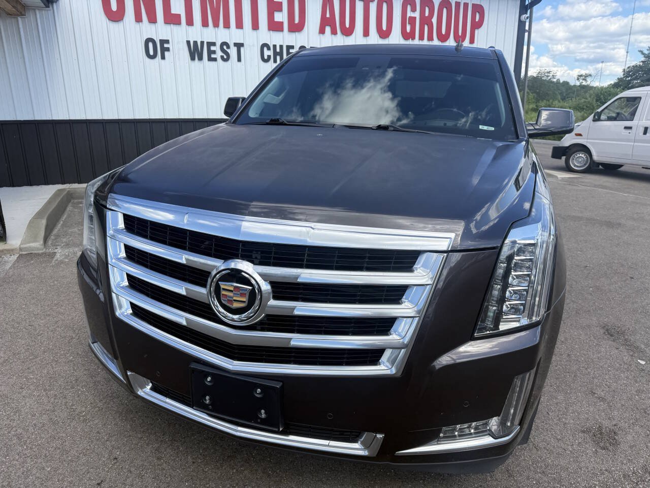 Used 2015 Cadillac Escalade Luxury AWD/4WD image 2