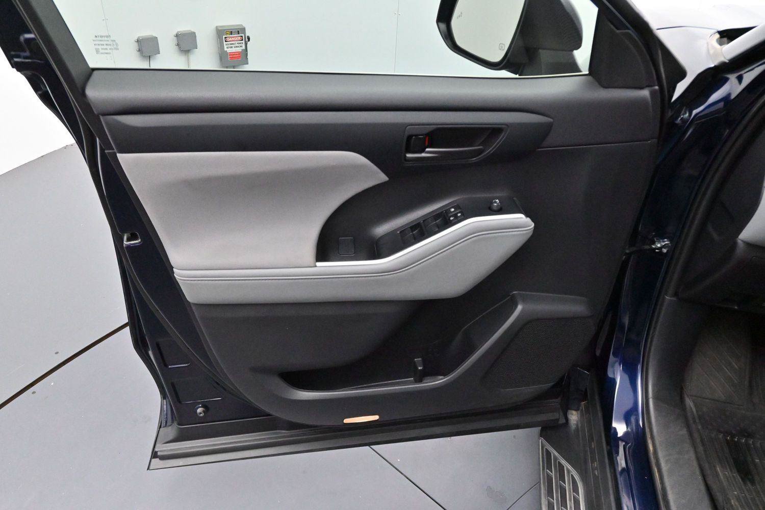 Used 2023 Toyota Highlander LE FWD image 9