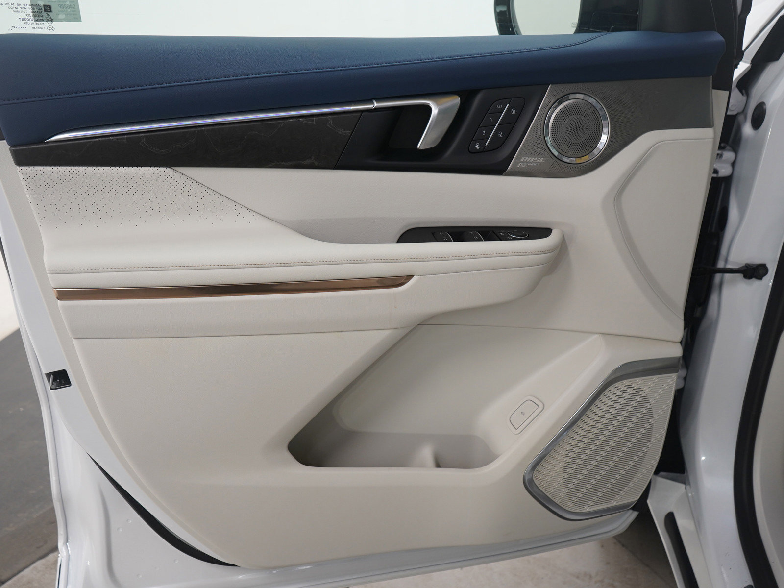 Used 2025 Buick Enclave Avenir image 23