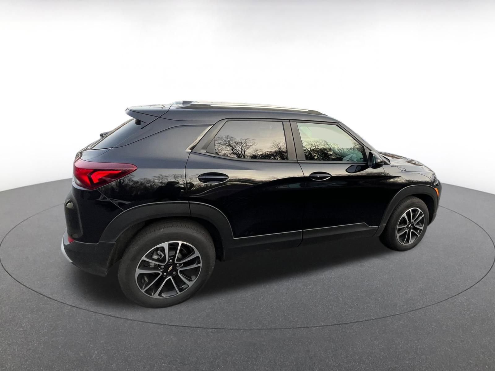 Used 2025 Chevrolet Trax LT image 10