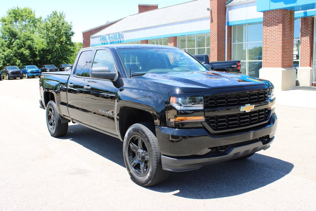 Used 2017 Chevrolet Silverado 1500 Custom w/ Custom Convenience Package AWD/4WD image 2