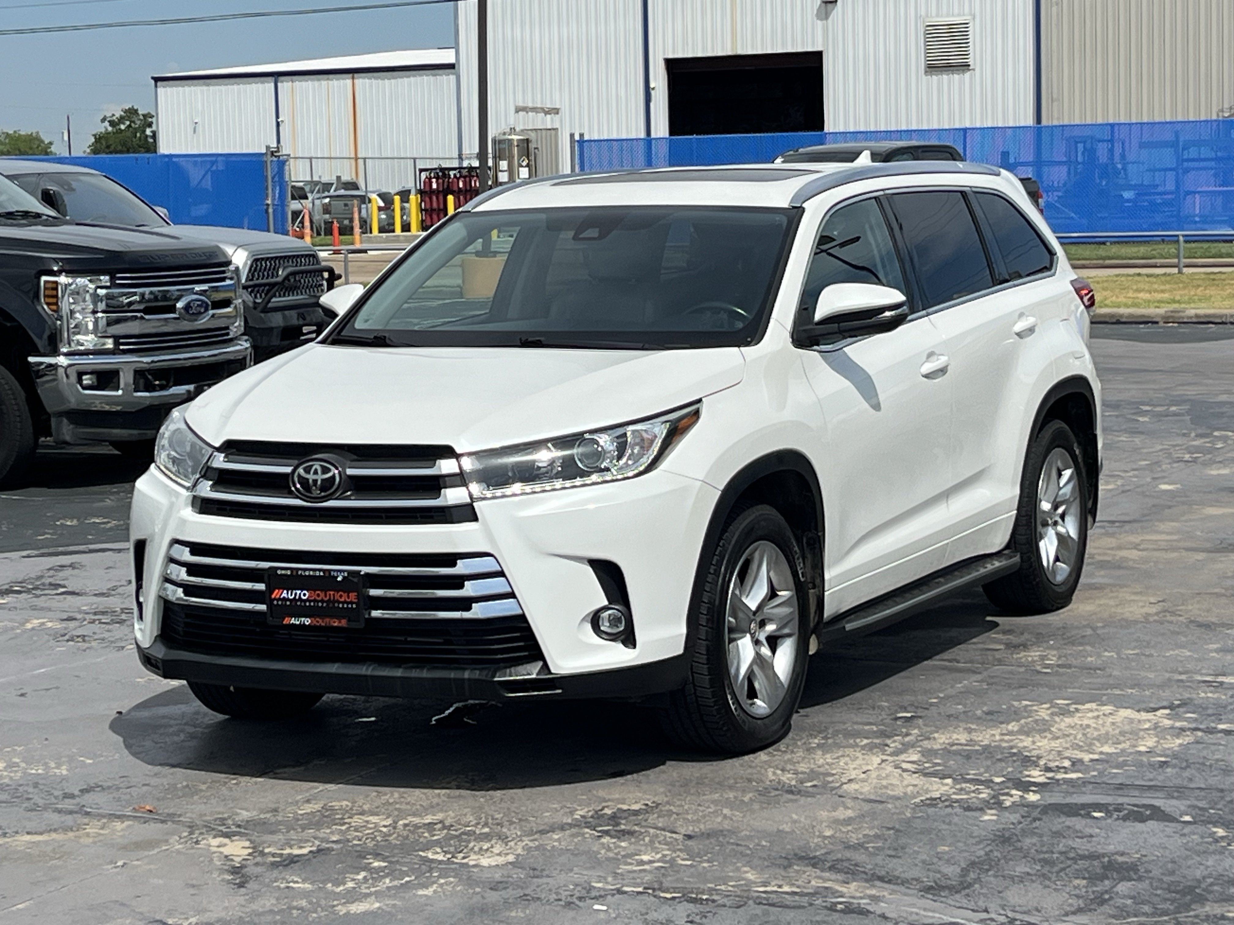 Used 2019 Toyota Highlander Limited FWD image 3
