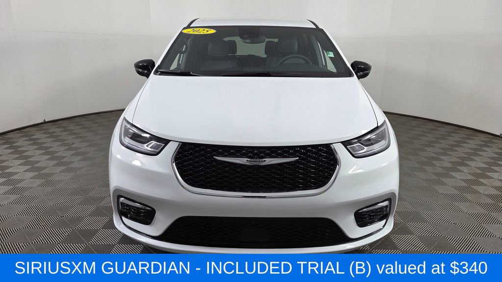Used 2025 Chrysler Pacifica Select image 2
