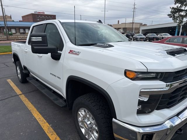 Used 2024 Chevrolet Silverado 2500 LT AWD/4WD image 2
