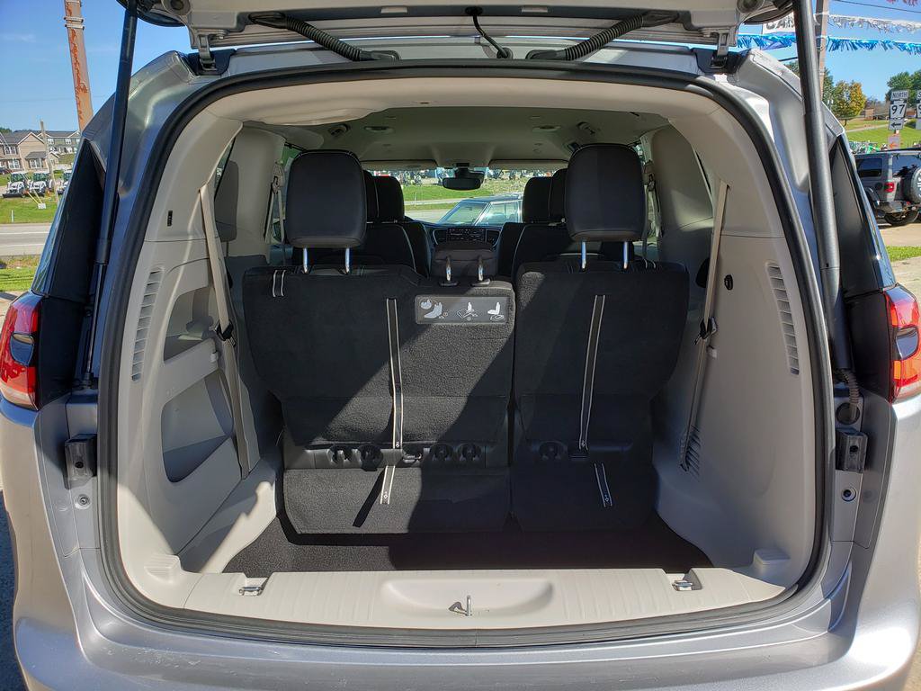 Used 2021 Chrysler Pacifica Touring-L FWD image 5